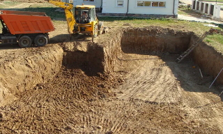 Рытье котлованов под фундамент в Железногорске – цена от 2548 руб. за м3 | 2Землекопа-Жлр